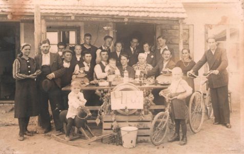 Uskrs 1943. godine. Bugarska obitelj vrtlara sa obitelji i susjedima