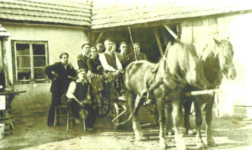 Uskrs 1943. godine. Okuplljanje rodbine i prijatelja na dvorištu bugarskog vrtlara